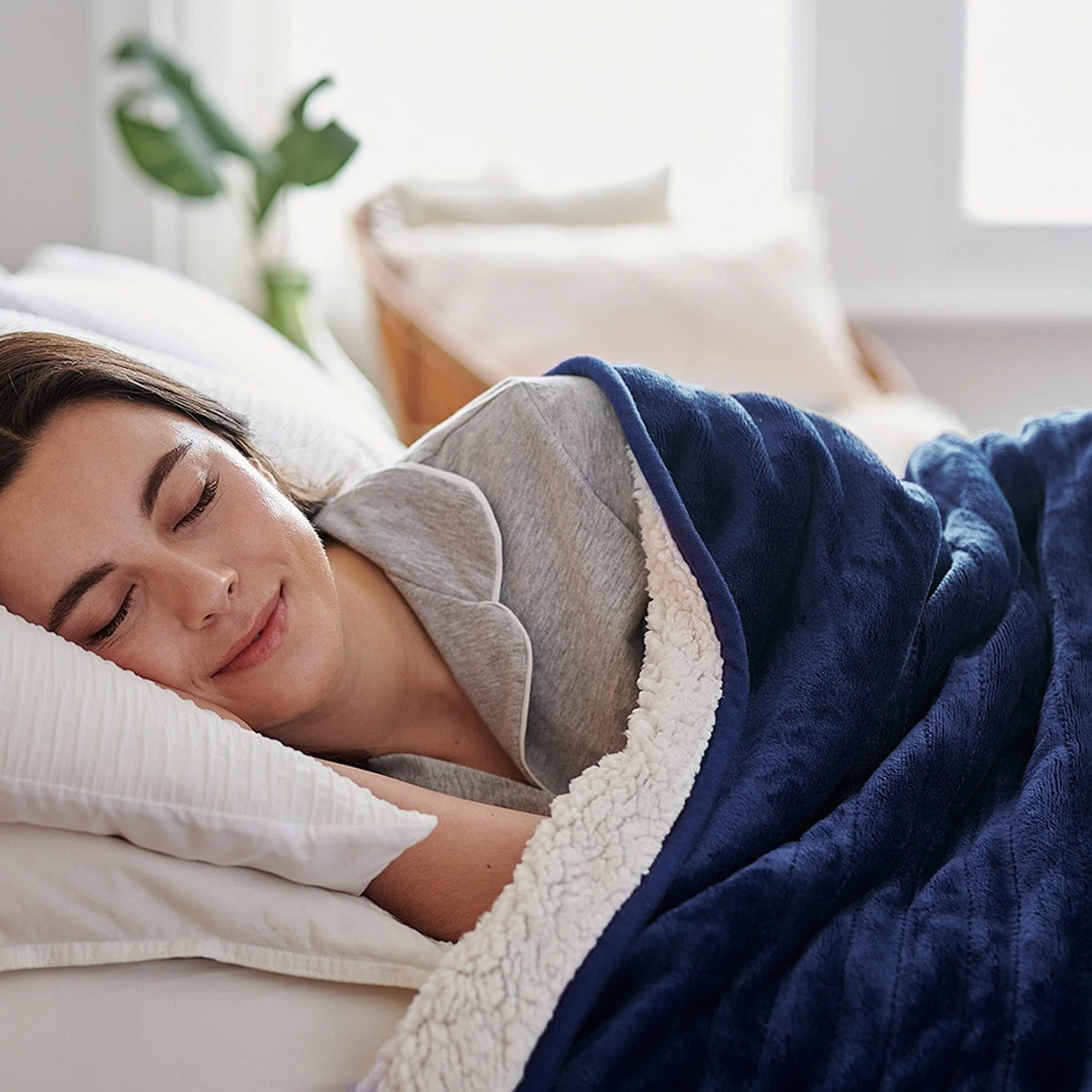 Fleece & Sherpa Electric Heated Throw - navy - Image 2