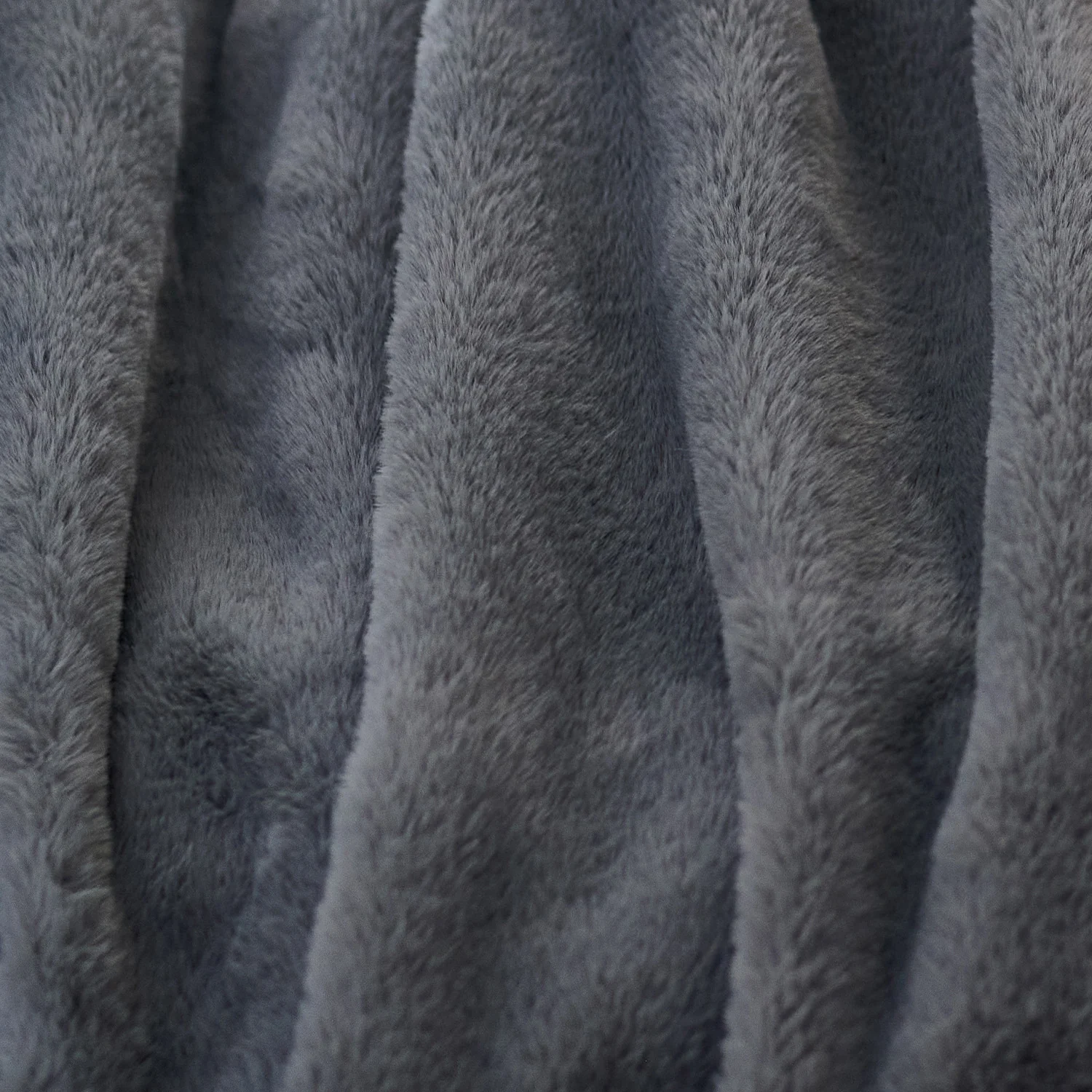 Luxury Faux Fur Electric Heated Throw - Grey - Image 3